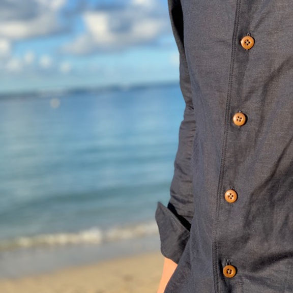 無地のシンプルなシャツ