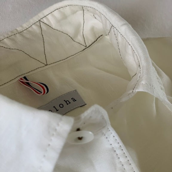 無地のシンプルなシャツ