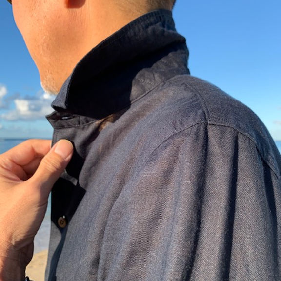 無地のシンプルなシャツ