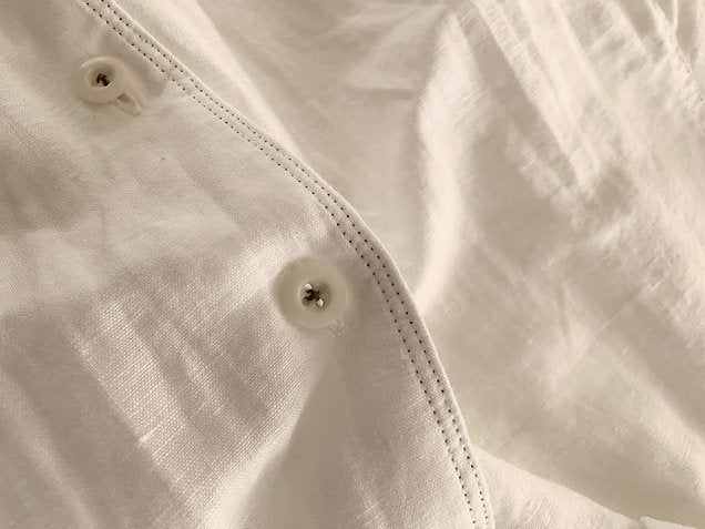 無地のシンプルなシャツ