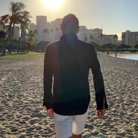 無地のシンプルなシャツ