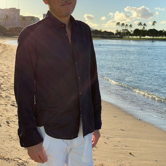 無地のシンプルなシャツ