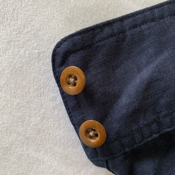 無地のシンプルなシャツ