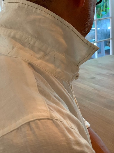 無地のシンプルなシャツ