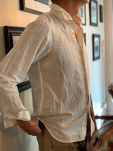 無地のシンプルなシャツ