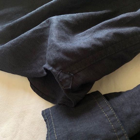 無地のシンプルなシャツ