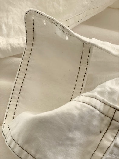 無地のシンプルなシャツ