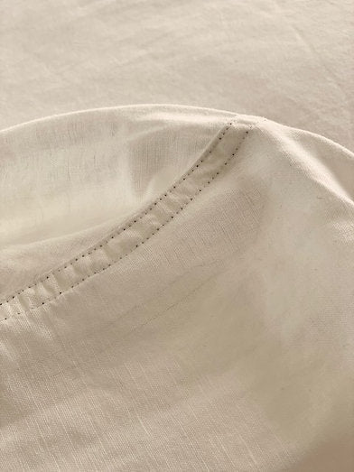 無地のシンプルなシャツ