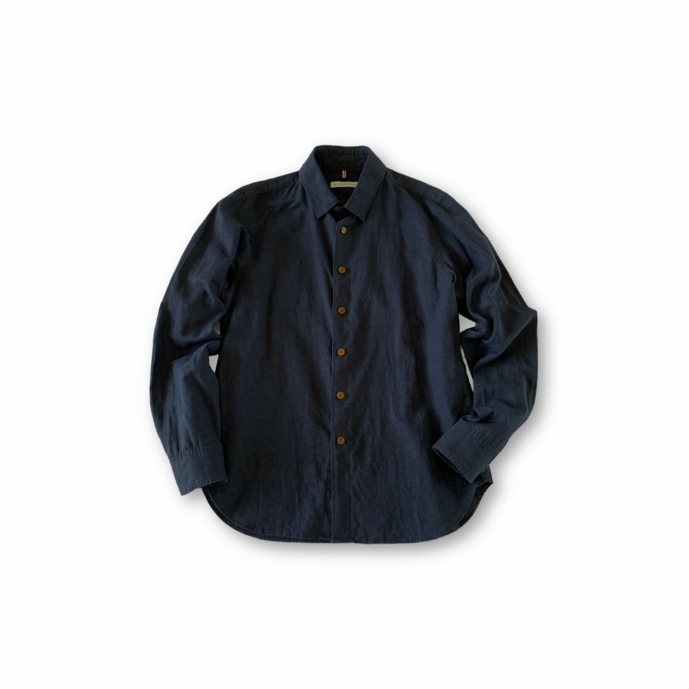 無地のシンプルなシャツ