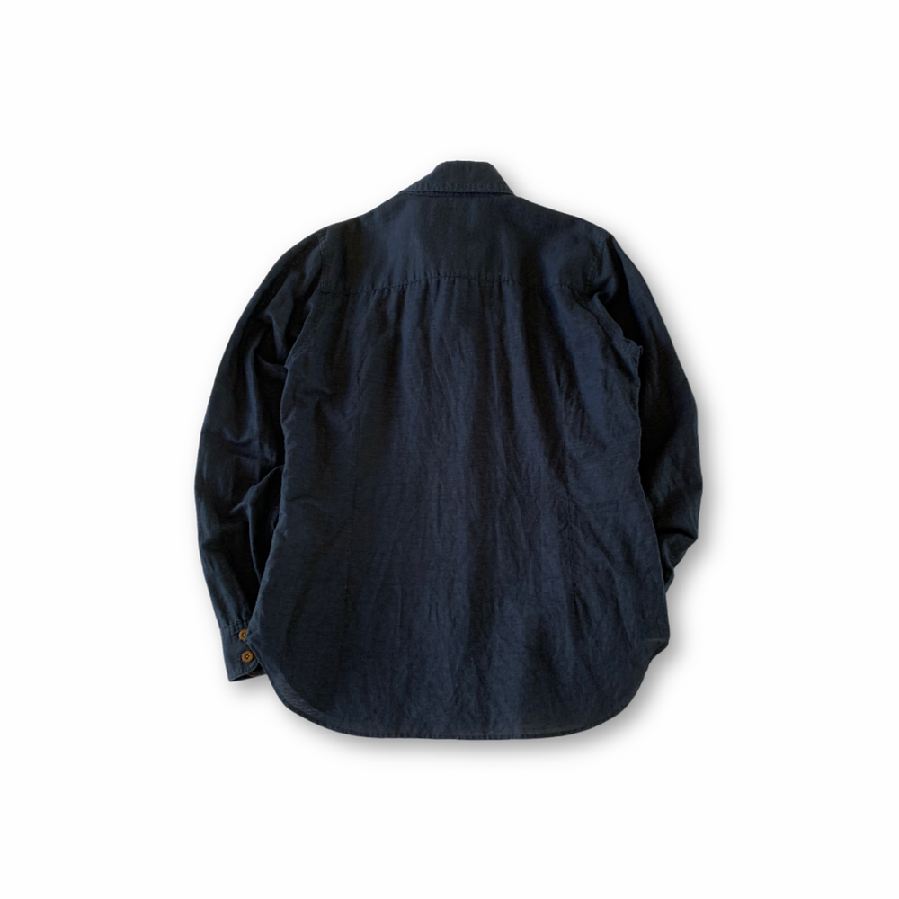 無地のシンプルなシャツ