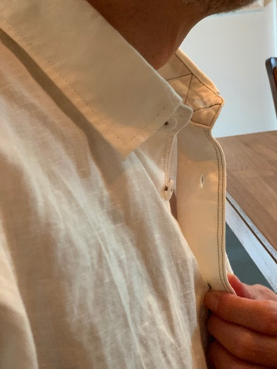 無地のシンプルなシャツ