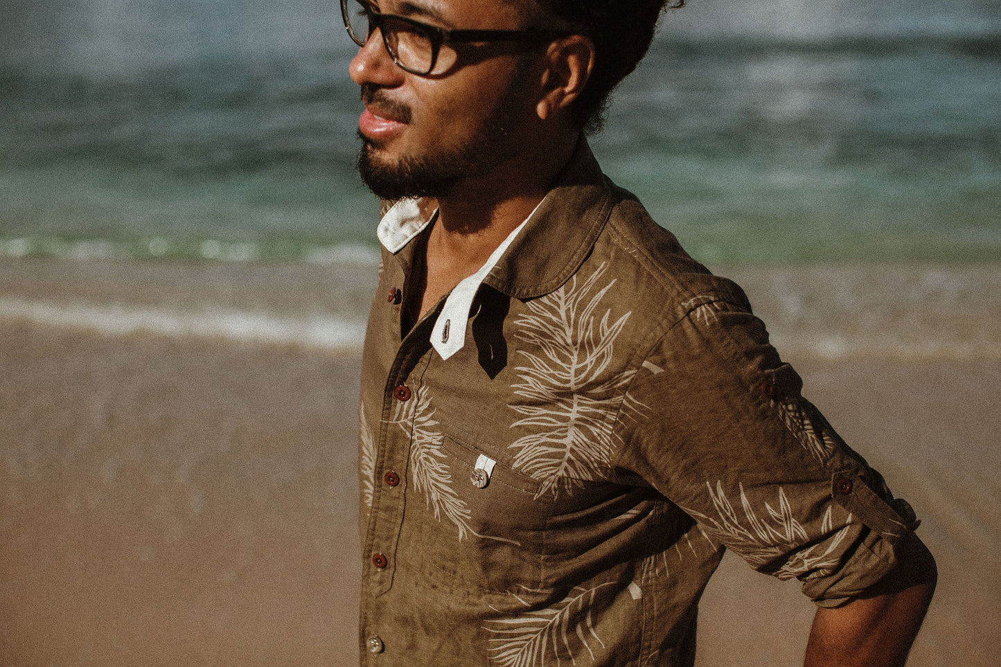 ラウンドカラーロールアップスリーブシャツ／パームリーフプリント